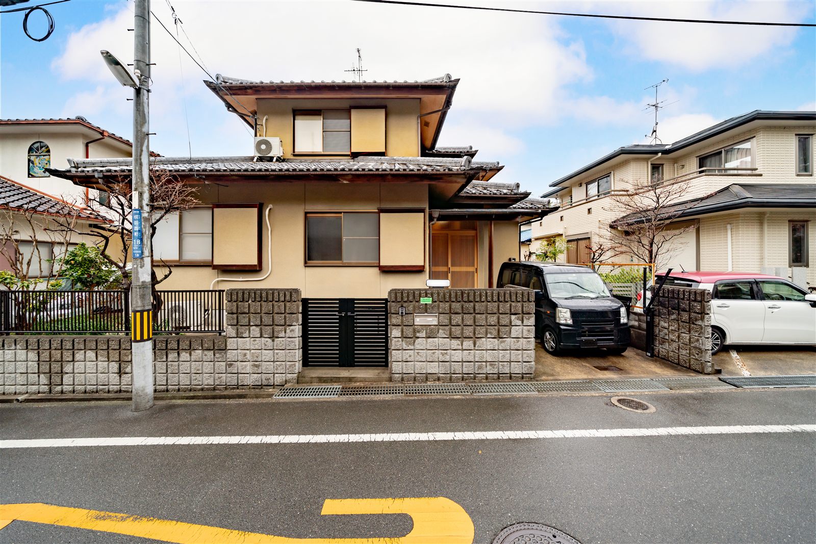 ケアホーム成田西の外観。寝屋川市の住宅街に建つ2階建ての一軒家