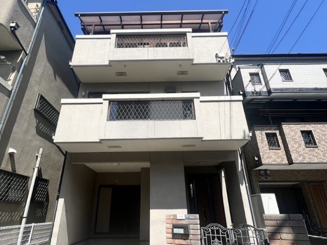 ケアホーム池田中町の外観。住宅街に建つ3階建ての建物